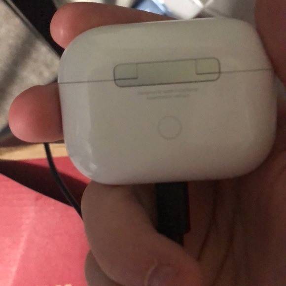 Used apple AirPod case - Picture 3 of 6